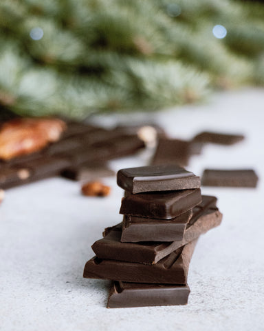 Cioccolato fondente spezzettato e zoomati 