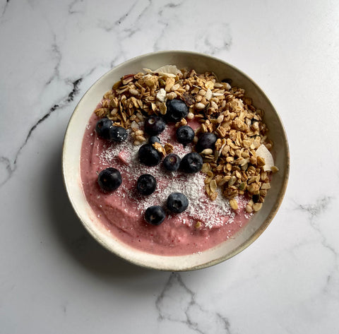 Smoothie bowl with strawberry and coconut, original granola and blueberries