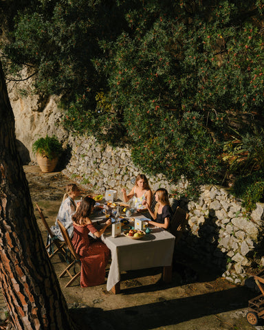 4 girls have breakfast in the open air