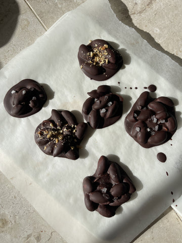 Salted chocolate almond clusters su carta da forno