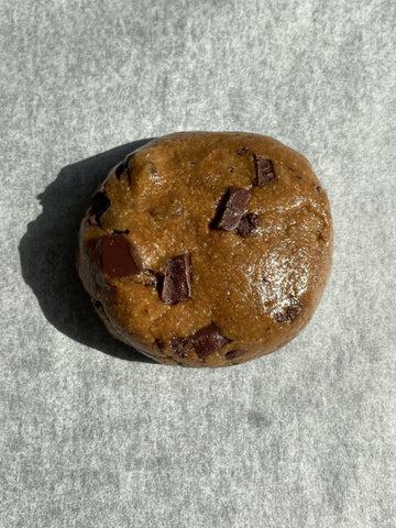 Single size cookie da cuocere su sfondo con teglia da forno