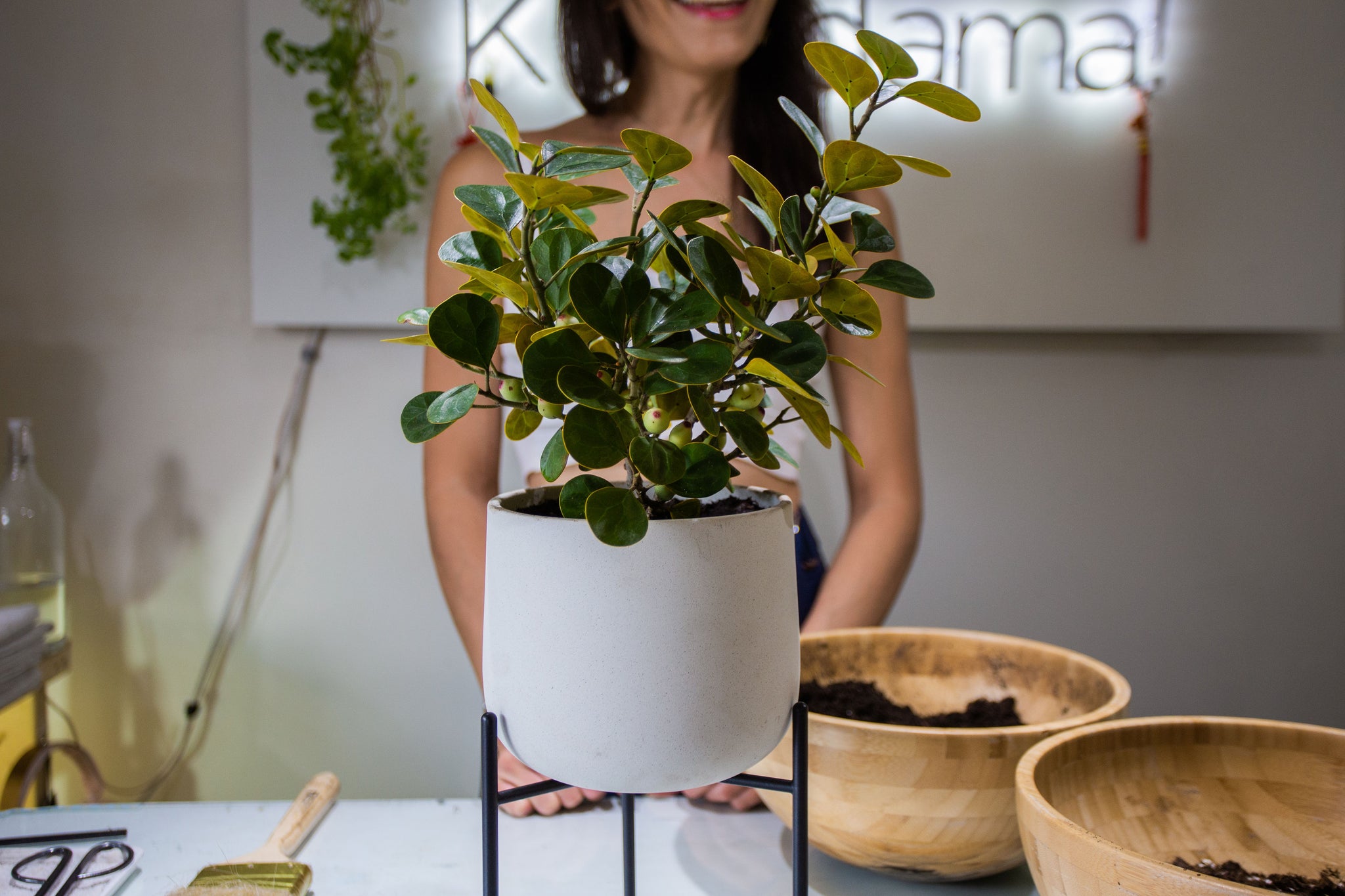 Cece showing off her plant in the KINTO PLANT POT 211