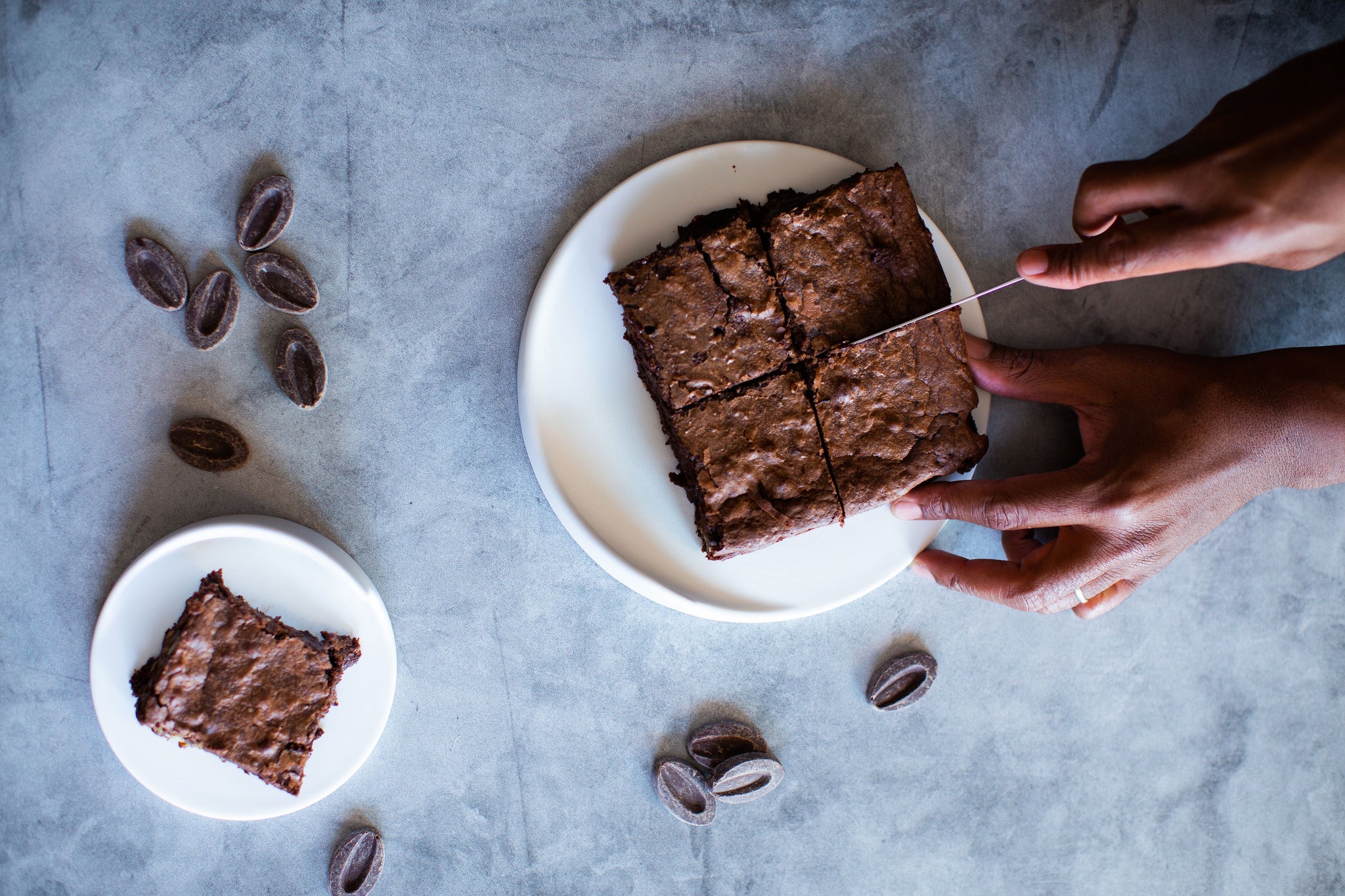 Saïd slicing brownies into smaller squares atop the Cookplay Gochi plate