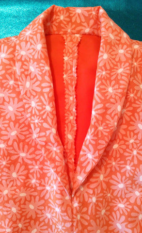 Close up of collar and probably the shabbiest pinked seam allowances on the whole top!
