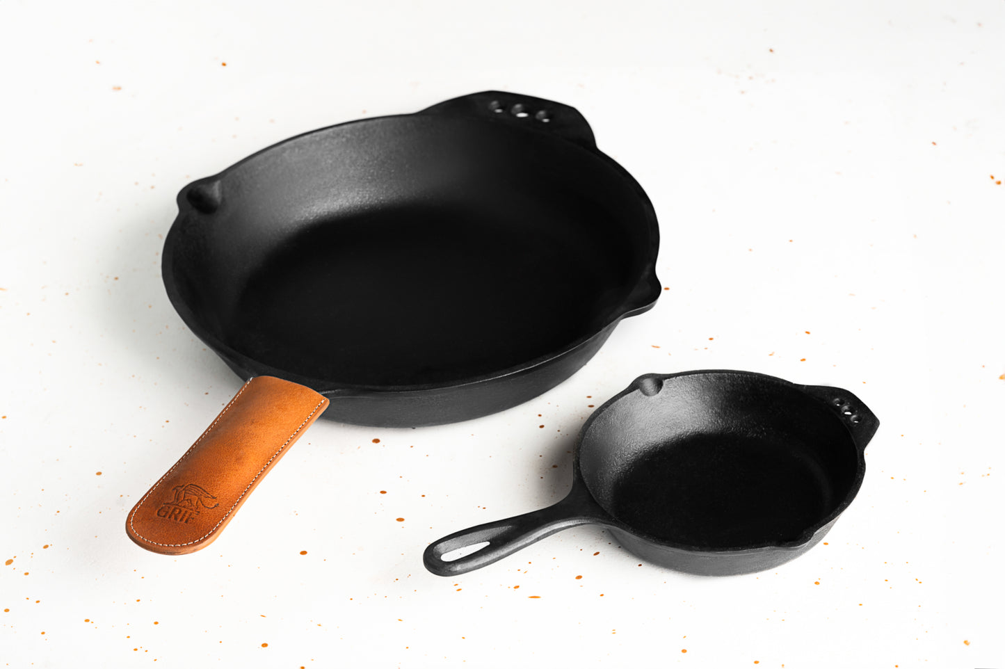 Cast iron pan handle cover - Standing TW Leather 's Ko-fi Shop