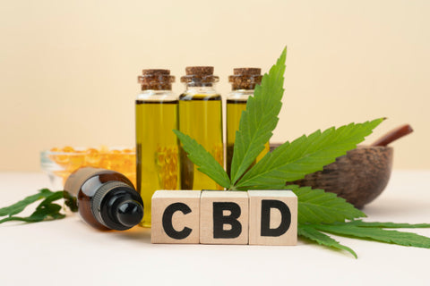 aceite de cbd y cubos de madera con la inscripción CBD