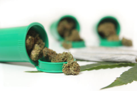 bote verde para guardar cannabis sobre fondo blanco