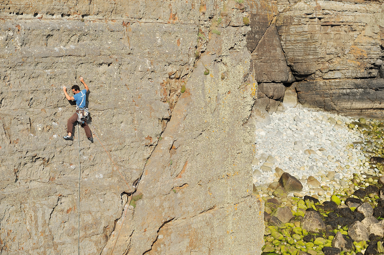 Nick Bullock in-between the breaks of Byzantium (E4 6a), Craig Dorys, north Wales. Described in the guidebook as a “somewhat decaying version of Right Wall in the Llanberis Pass”. © Ray Wood