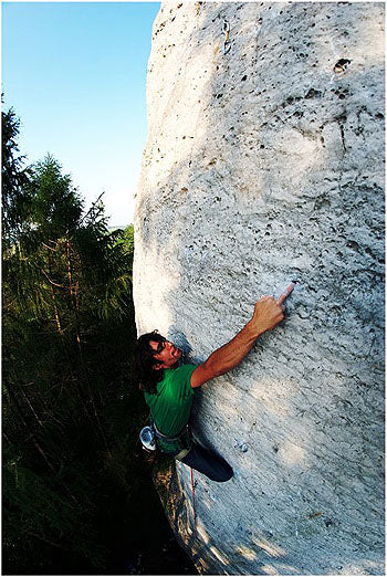 Michał pulling a mono pocket on Niemyte-dusze VI.4+, Podzamcze © Kwiatkowski collection