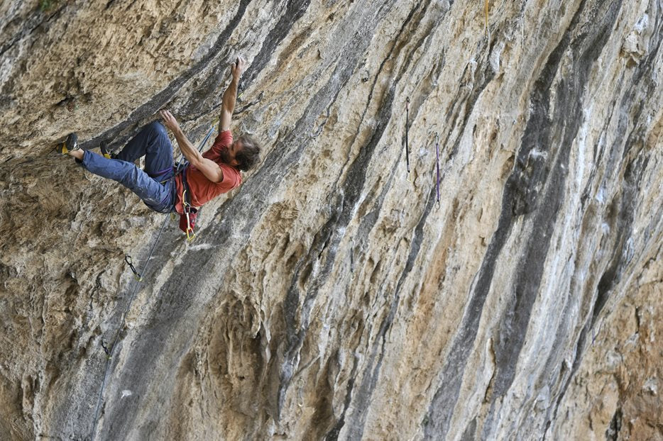 Patxi on his project route Zerutxo at Cova d'en Pep, Catalunya © Ray Wood