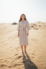 Robe en lin naturel ceinturée ample pour femme.