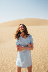 Femme en robe en lin bleu azur