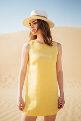Robe de plage courte en lin jaune pour femme.