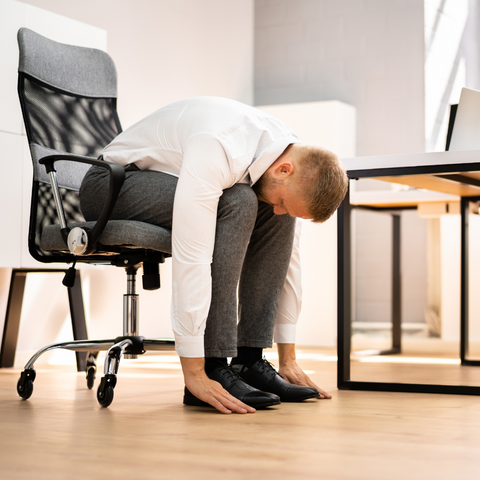 Büroworkout - Zwischen den Beinen abtauchen