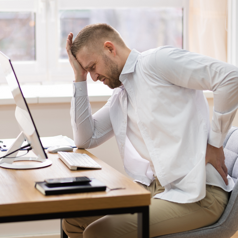 Rücken- und Nackenschmerzen aufgrund schlechter Sitzposition am Arbeitsplatz