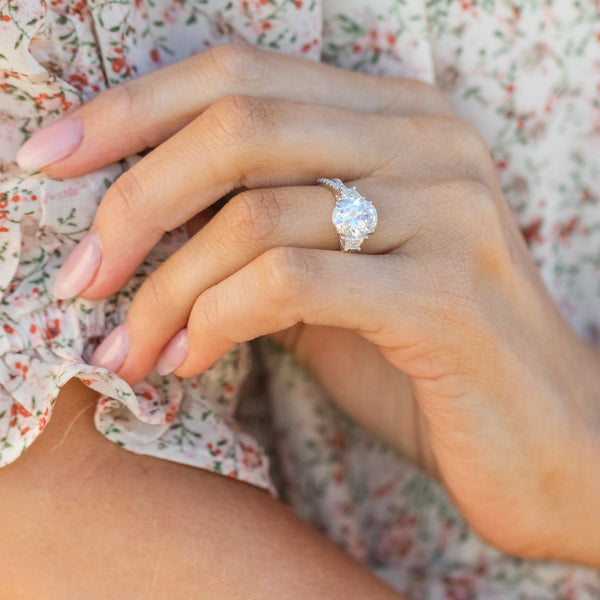 Oval diamond ring