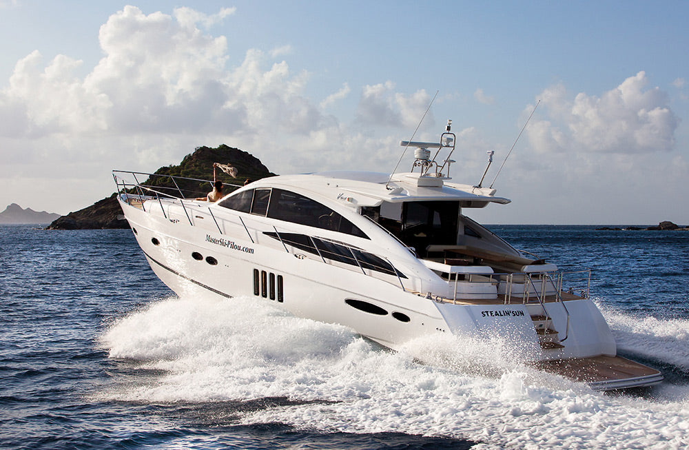 Un autre yacht de luxe à l'extérieur pour un transfert en bateau privé