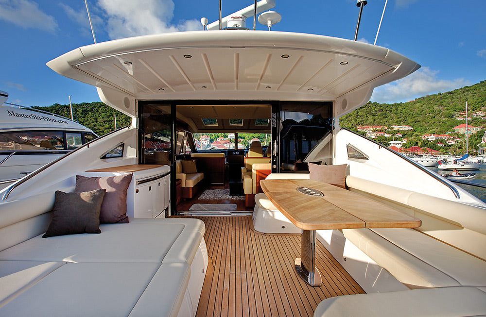 Intérieur d'un yacht privé avec sièges de luxe