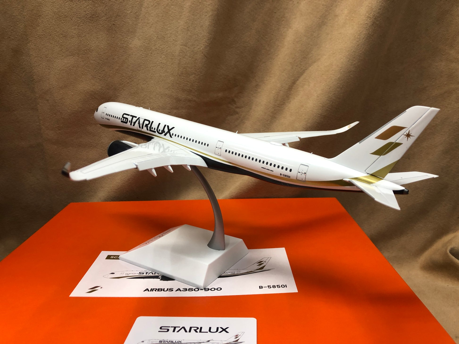 JC Wings 1:200 Starlux Airbus A350-900 EW2359006A (Flaps Down)