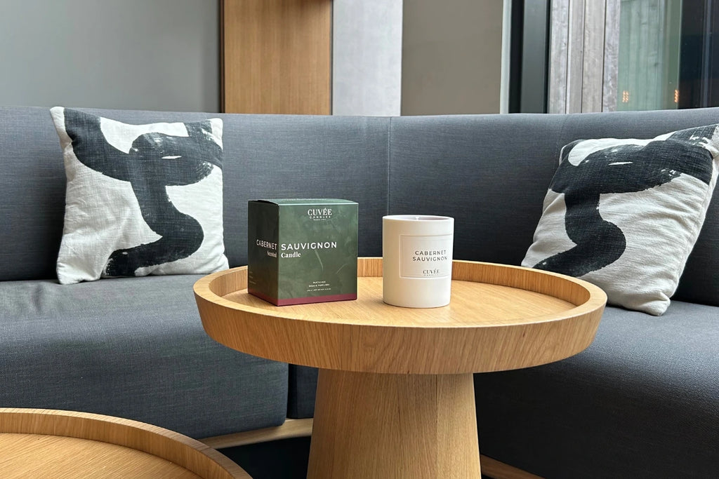 Die Luxusduftkerze Cabernet Sauvignon von CUVÉE CANDLES auf dem eleganten Beistelltisch während dem Interview mit Katharina und Miriam Stebel.