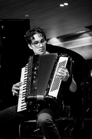 Vitor Gonçalves jouant de l'accordéon