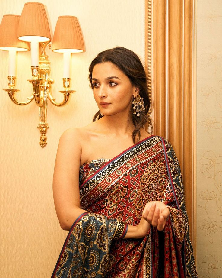 Alia_Bhatt_Dazzles_in_Ajrak_Saree_at_Joy_Awards_in_Riyadh