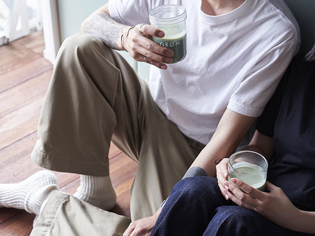 グリーンモンスターを飲む男女