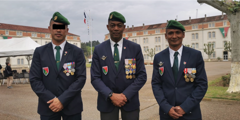 "Trois anciens légionnaires de l'Amicale Legiopreneur incarnent l'esprit boule de feu, la détermination et la combativité lors de la commémoration de la Bataille de Camerone au 2ème REI à Nîmes."