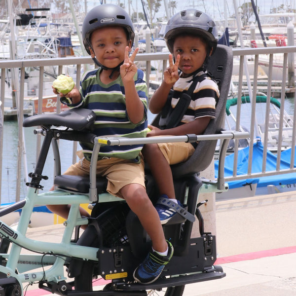 Transport de 2 enfants sur un vélo longtail électrique