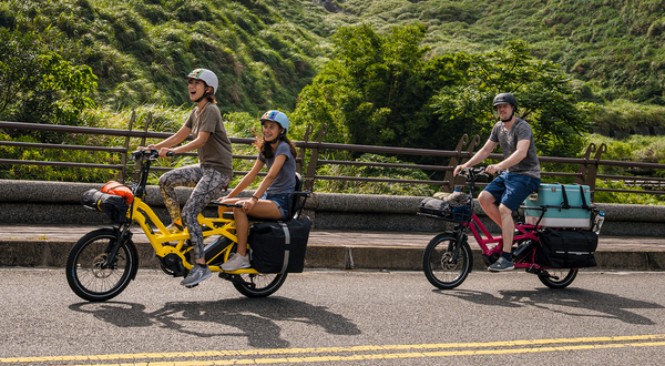 Vélo longtail Tern GSD avec enfant et chargement à l'arrière