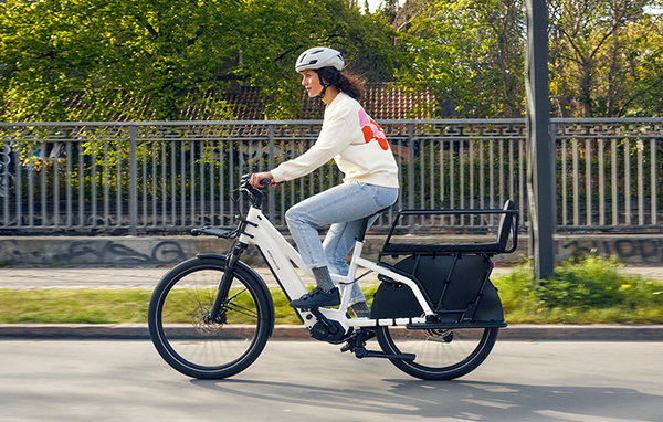 Vélo longtail Riese and muller multicharger 2 avec une femme cycliste