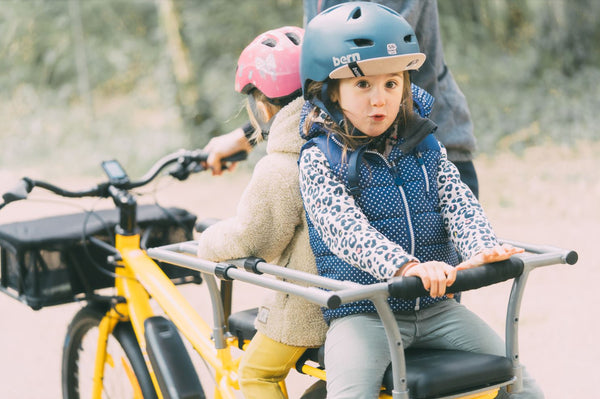 Vélo électrique longtail transportant une petite fille