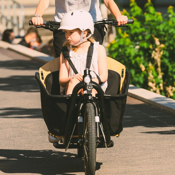 Enfant dans un vélo cargo Yuba