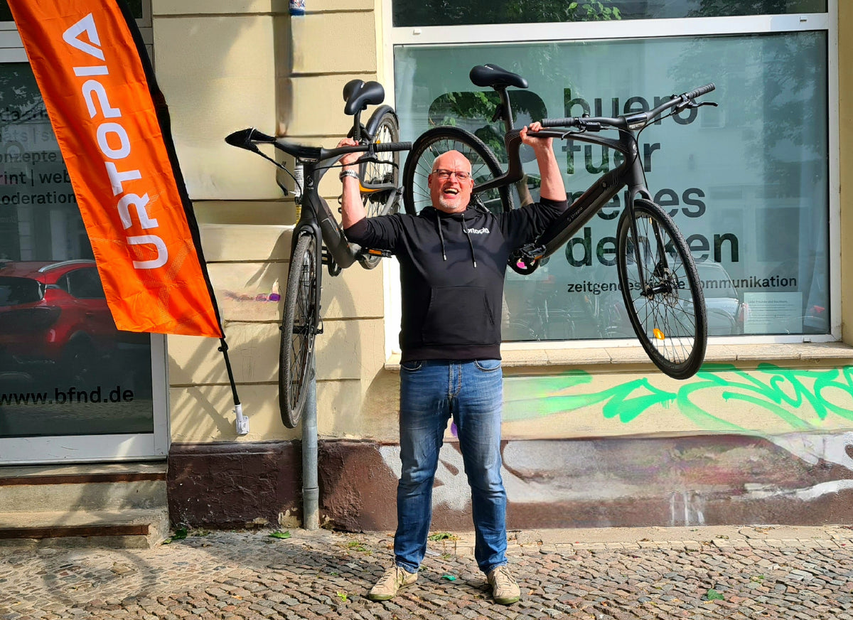 Urtopia's ambassador lifting his lightweight urtopia e-bike