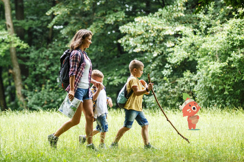 une mère et ses deux enfants se baladent dans la nature