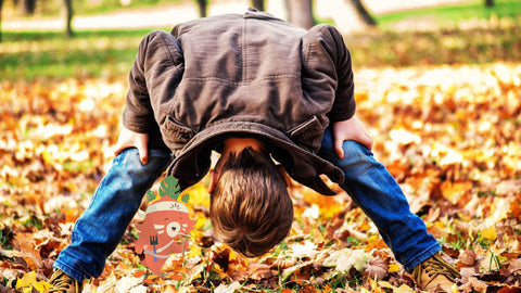 enfant-joue-feuilles