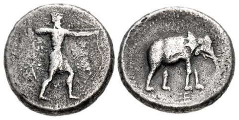 亞歷山大征服波斯後，巴比倫鑄造了第一枚四德拉克馬幣