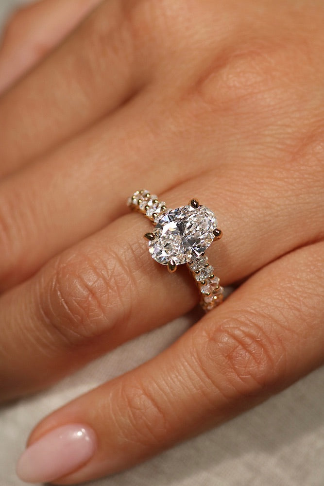 Oval engagement rings