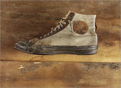 Photo d'une paire de sneakers converse all star de 1917