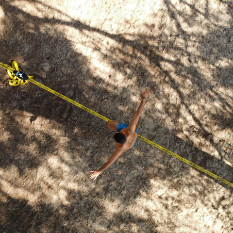 Photo d'un homme en équilibre sur une slackline vu de haut