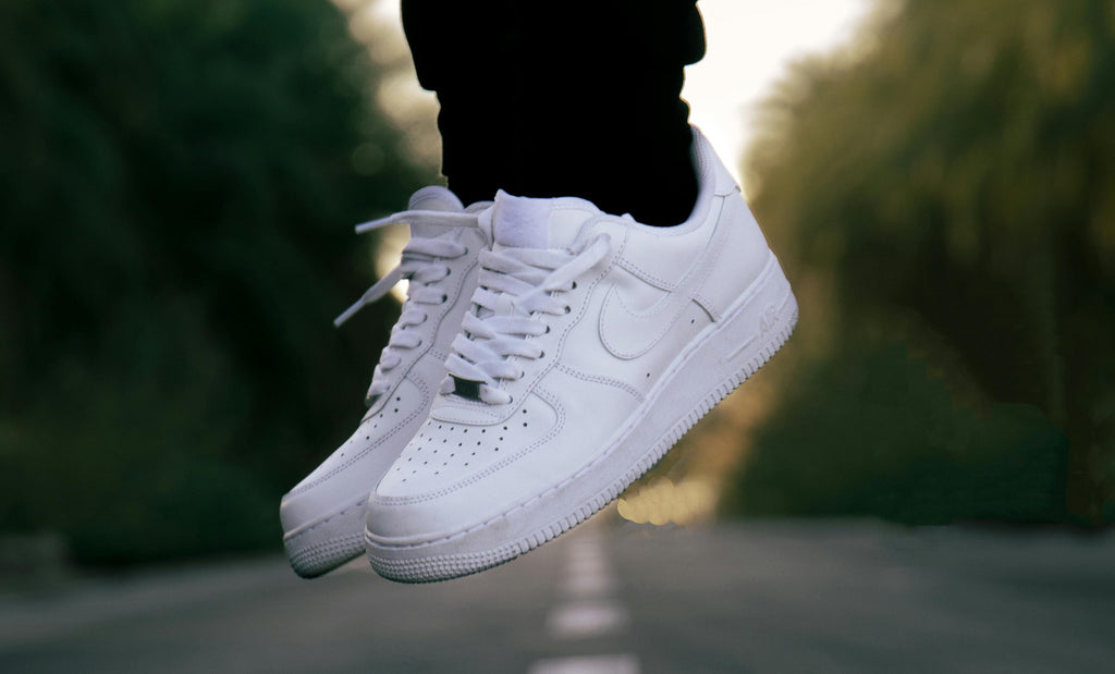 Photo de la paire de sneakers Nike Air Force 1 blanches