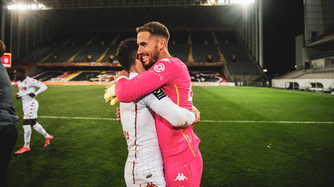 Photo de Ben Yedder et Benjamin Lecomte célébrant une victoire, avec leurs maillots floqués AS Monaco