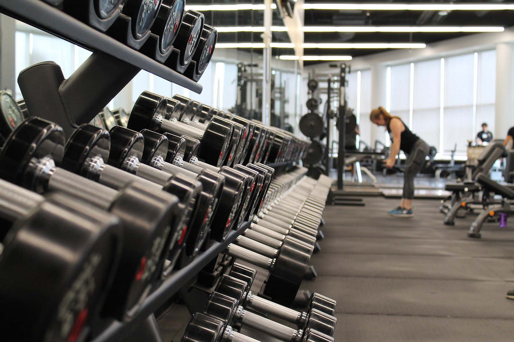 Photo d'un femme qui s'entraine a la salle de sport