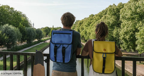 Photo de dos de deux personnes portant des sacs de sport upcyclés du designer La Virgule