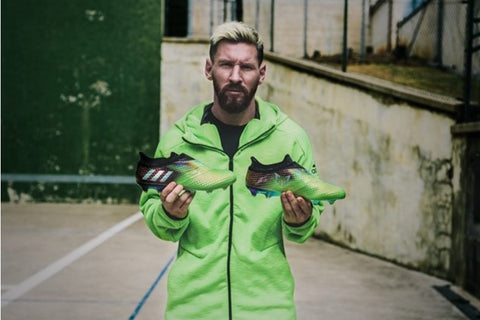 Photo de Lionel Messi portant des chaussures de football Adidas vertes pour en faire la promotion