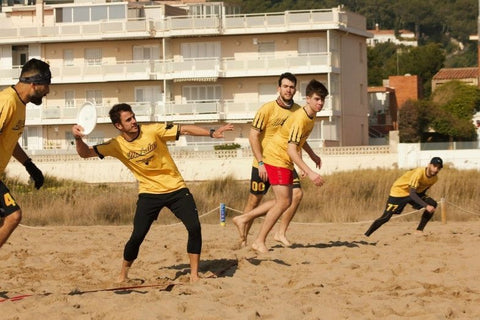 Photo de joueurs d'ultimate sur le sable