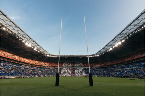 Photo d'un terrain de rugby à Lyon, avec les poteaux et la zone d'en-but au premier plan