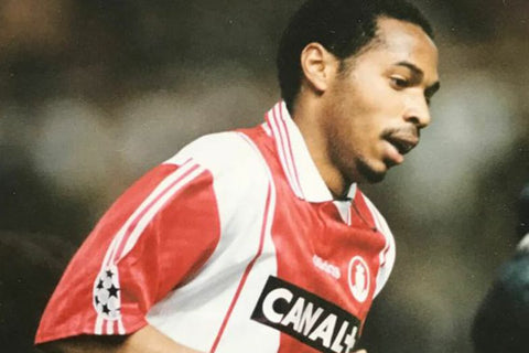 Photo de face de Thierry Henry sous le maillot monégasque