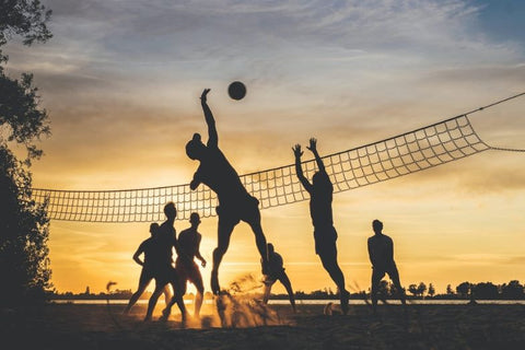Photo de joueurs de beach volley frappant le ballon