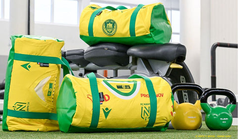 Des sacs aux couleurs du FC Nantes upcycés, confectionnés à partir de maillots officiels recyclés de l'équipe de foot Ligue 1 !